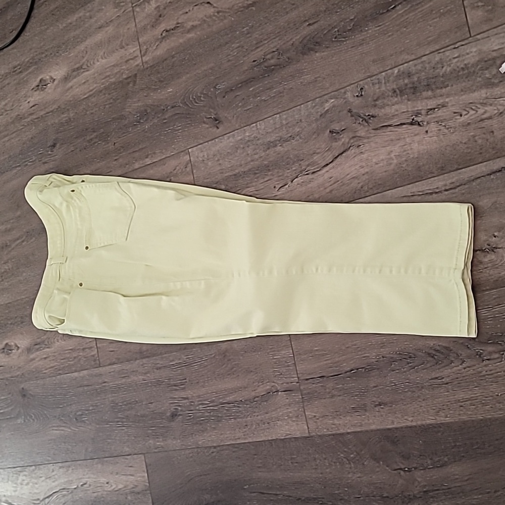 Chico's platinum crop/ ankle chartreuse colored pants.   Brand new looking.